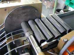 Automatische Rissprüfung an fließgepressten Rohren für Airbags